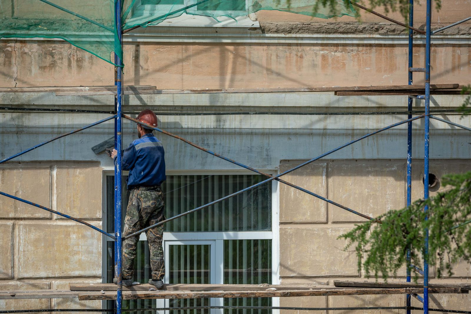 Ravalement de façade EDAC Bâtiment - échafaudage sur immeuble